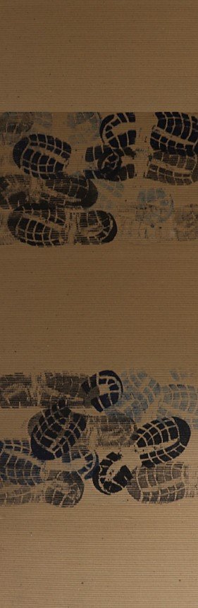 Papel kraft con huellas de suela impresas, panel derecho