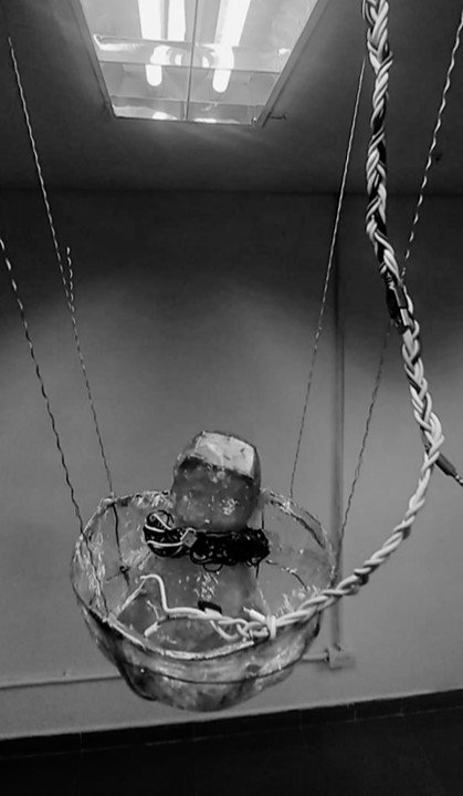 Recipiente transparente suspendido con cables trenzados, vista frontal