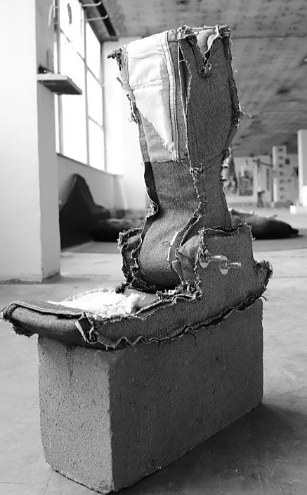 Pies cotidianos: segunda escultura en jean deshilachado sobre bloque de concreto