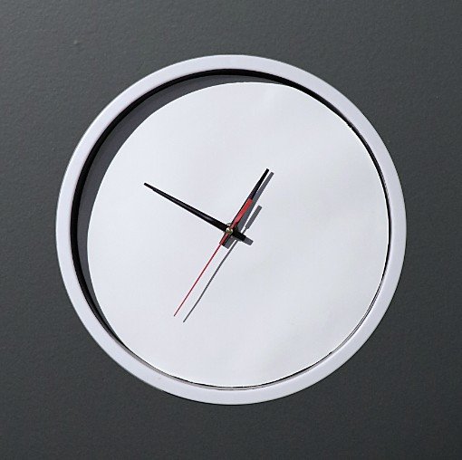 Reloj de pared intervenido con carátula en blanco