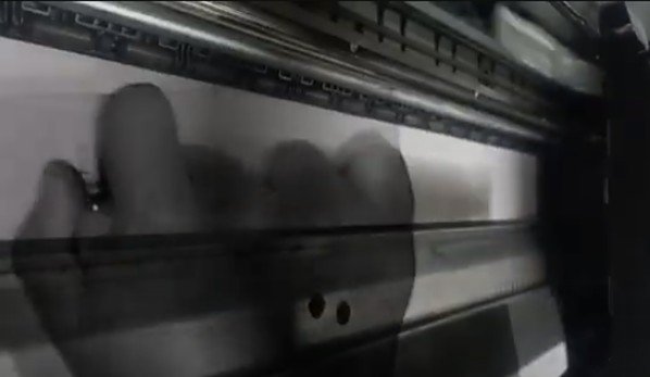 Mano presionada contra una máquina, imagen superpuesta